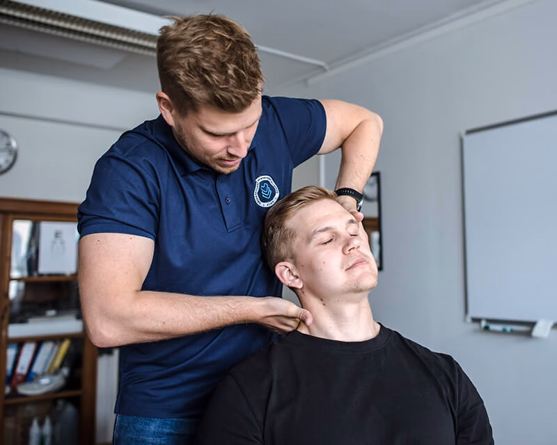 Kiropraktikko Tuomo Pieti hoitaa asiakkaan niskaa